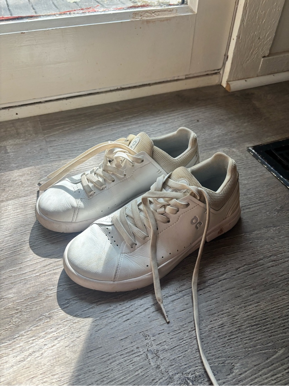 On Running White womens Low-Top Sneakers